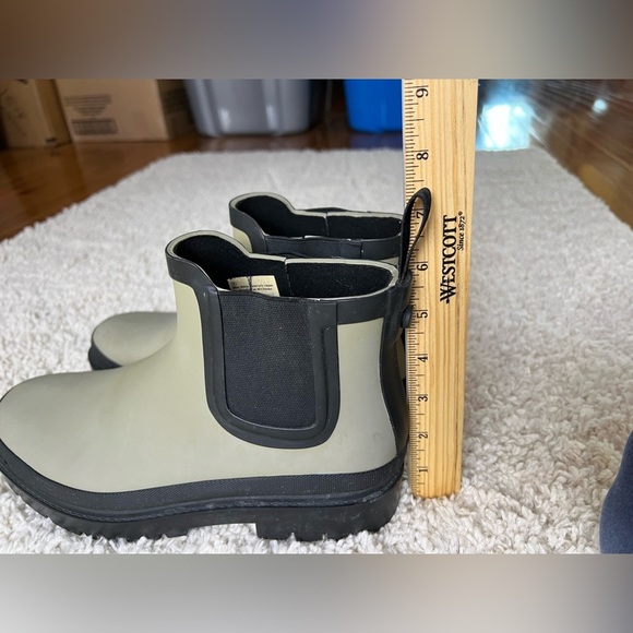 Women’s Size 8 Green/Black Ankle Rain Boots - Picture 9 of 10